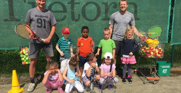 MRH Trowe unterstützt Kindergarten Wichteland bei Themenwochen „Menschlicher Körper & Sport“ Gruppenbild Tennis