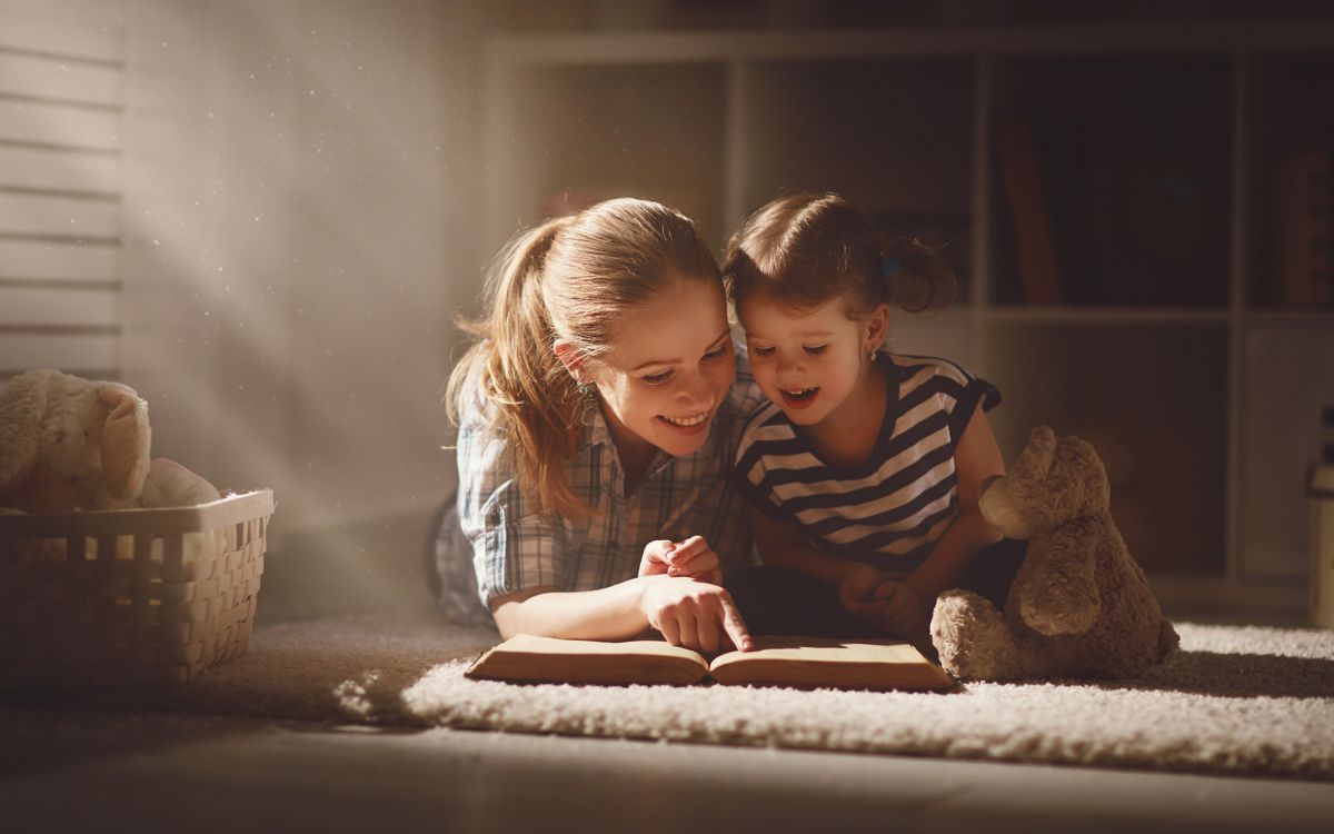 Mutter und Tochter lesen