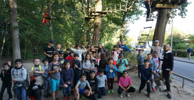 Kletterspaß in luftiger Höhe Gruppenbild Kletterausflug von MRH Trowe zusammen mit einer Kindergruppe der Arche
