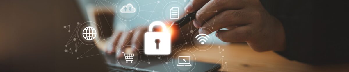 Laptop mit eingeblendetem Vorhängeschloss-Symbol und Icons zu Internet, Daten und Cloud – Symbolbild für Cyberversicherung und Datenschutz.