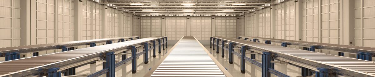 Leere Förderbänder in einer Produktionshalle, Symbol für Produktionsstillstand und die Absicherung durch eine Produktausfallversicherung.