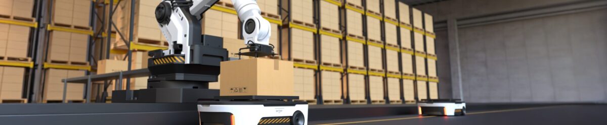 Automatisierte Roboterarme und fahrerlose Transportsysteme bewegen Kartons in einem modernen Hochregallager.