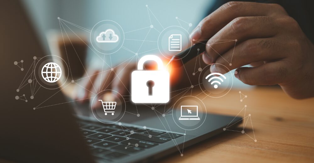 Laptop mit eingeblendetem Vorhängeschloss-Symbol und Icons zu Internet, Daten und Cloud – Symbolbild für Cyberversicherung und Datenschutz.