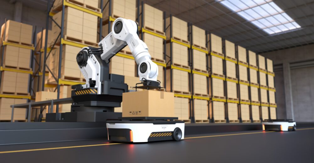 Automatisierte Roboterarme und fahrerlose Transportsysteme bewegen Kartons in einem modernen Hochregallager.