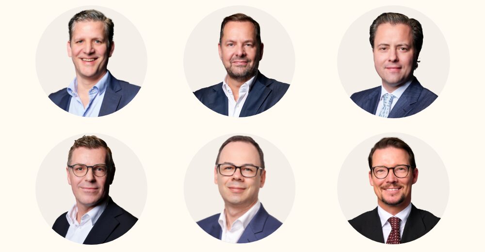 Eine Gruppe von sechs Personen, die in formeller Kleidung abgebildet sind. Die Personen tragen Anzüge mit Hemden und Krawatten oder offenen Kragen, die in einem modernen, minimalistischen Design mit runden Ausschnitten und grauen geometrischen Elementen auf beigem Hintergrund dargestellt sind. Die Anordnung wirkt symmetrisch und professionell.