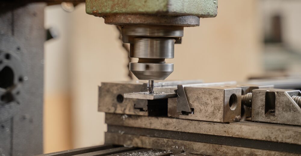 Industrielle CNC-Fräsmaschine bei der Metallbearbeitung in einer Produktionsumgebung.