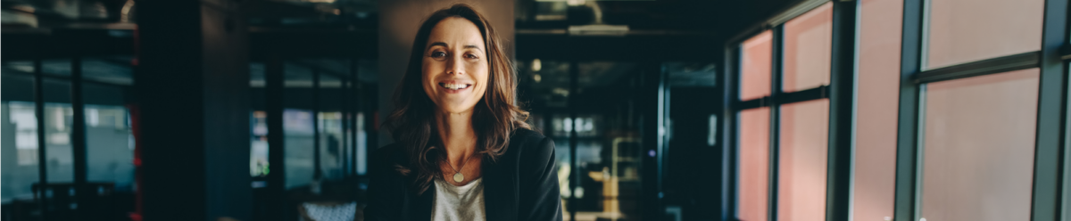 Geschäftsführerin in modernem Büro – selbstbewusste Unternehmerin im Unternehmensumfeld