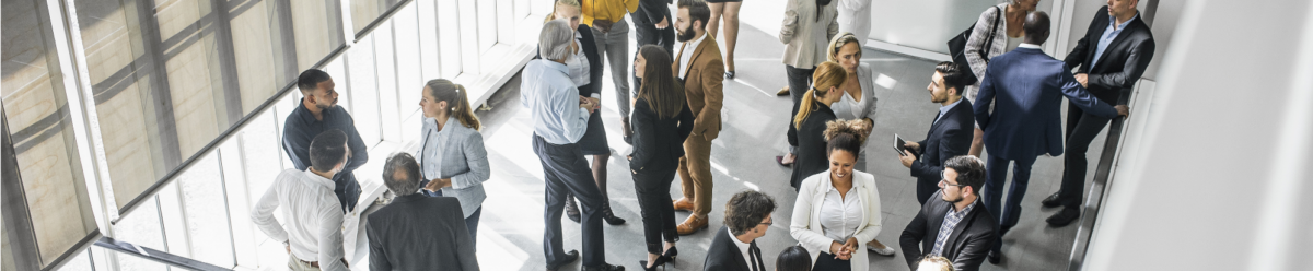 Menschenmasse auf einer Veranstaltung im Business-Look