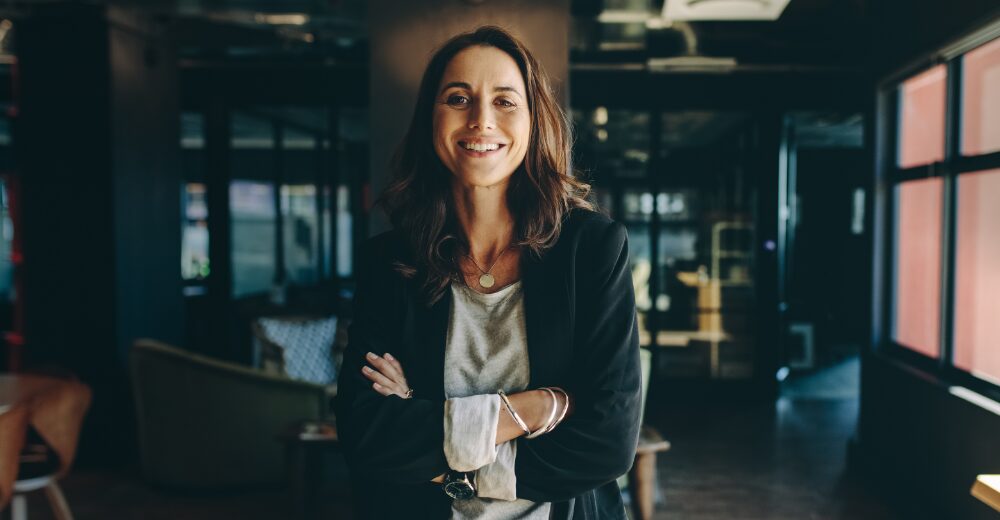 Geschäftsführerin in modernem Büro – selbstbewusste Unternehmerin im Unternehmensumfeld