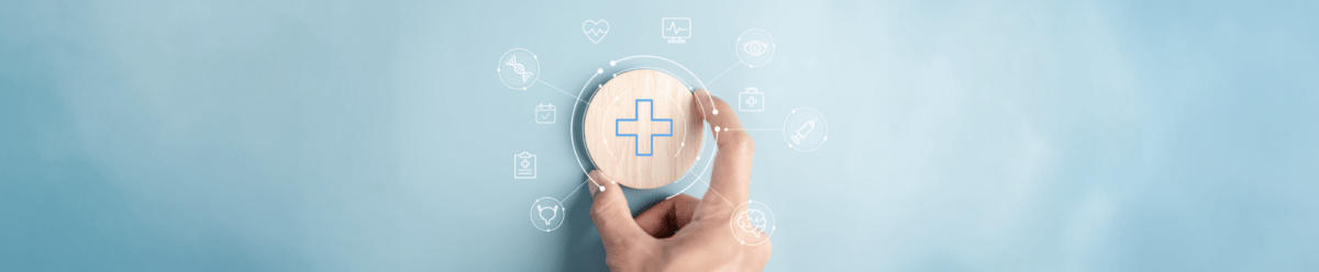 Bannerbild zum Thema betriebliche Gesundheitsvorsorge mit einer Hand, die ein Symbol mit medizinischem Kreuz hält, umgeben von verschiedenen Gesundheits-Icons auf blauem Hintergrund.