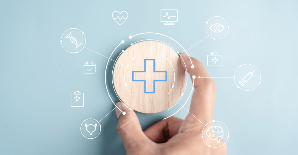 Bannerbild zum Thema betriebliche Gesundheitsvorsorge mit einer Hand, die ein Symbol mit medizinischem Kreuz hält, umgeben von verschiedenen Gesundheits-Icons auf blauem Hintergrund.