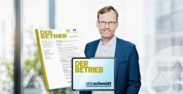 Arno Schröder vor dem Cover der Fachzeitschrift „Der Betrieb“ zum veröffentlichten Fachbeitrag über die D&O-Versicherung.