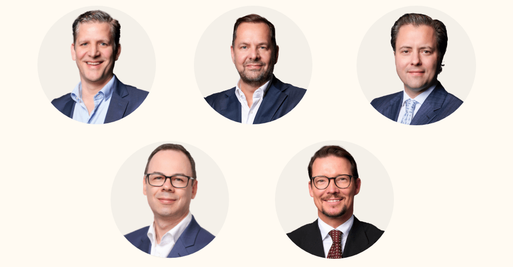 Eine Gruppe von fünf Personen, die in formeller Kleidung abgebildet sind. Die Personen tragen Anzüge mit Hemden und Krawatten oder offenen Kragen, die in einem modernen, minimalistischen Design mit runden Ausschnitten und grauen geometrischen Elementen auf beigem Hintergrund dargestellt sind. Die Anordnung wirkt symmetrisch und professionell.