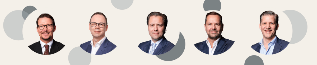 Eine Gruppe von fünf Personen, die in formeller Kleidung abgebildet sind. Die Personen tragen Anzüge mit Hemden und Krawatten oder offenen Kragen, die in einem modernen, minimalistischen Design mit runden Ausschnitten und grauen geometrischen Elementen auf beigem Hintergrund dargestellt sind. Die Anordnung wirkt symmetrisch und professionell.