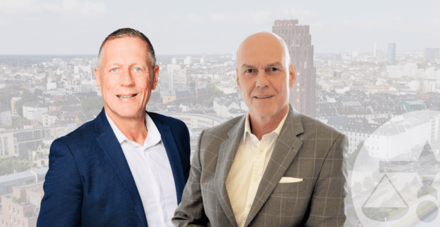 Porträt von Dirk Dahlheimer und Stefan Jörßen vor der Luftaufnahme des Frankfurter-Büros.