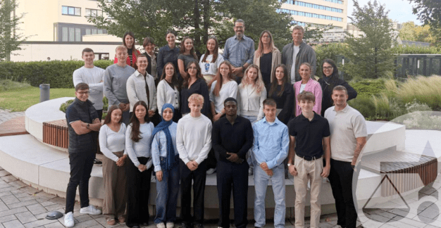 Gruppenfoto der neuen Nachwuchskräfte von MRH Trowe mit ihren Ausbildungsverantwortlichen bei den Einführungstagen in Düsseldorf.